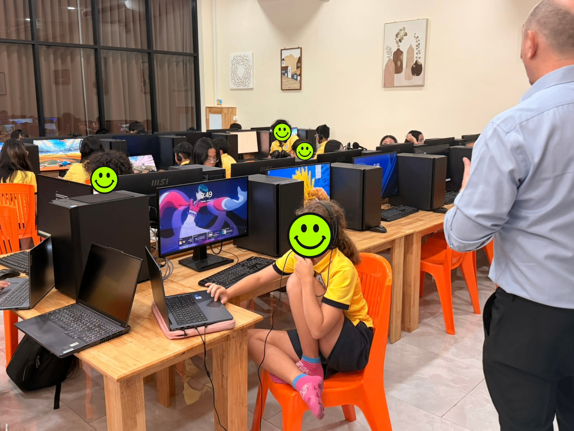 Students in a coached esports class at Squid Esports Pod Pattaya